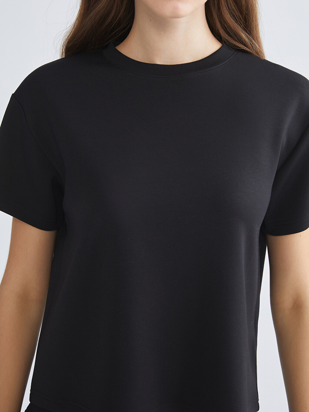 T-shirt E Butë Me Prekje, Me Jakë Të Rrumbullakët Për Gra-2