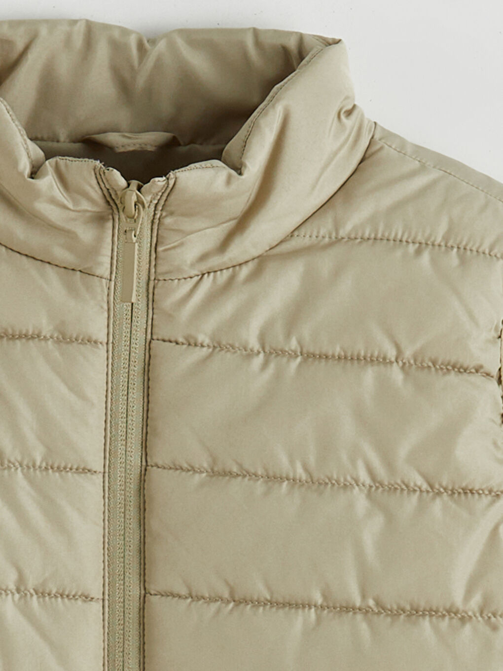 فيست منتفخ للأولاد بياقة عالية-1