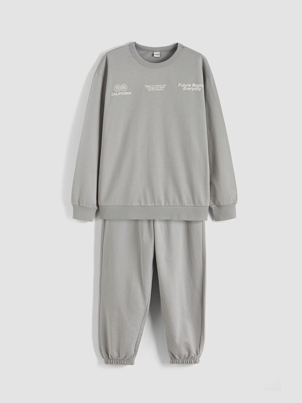 طقم رياضي ياقة دائرية للأولاد