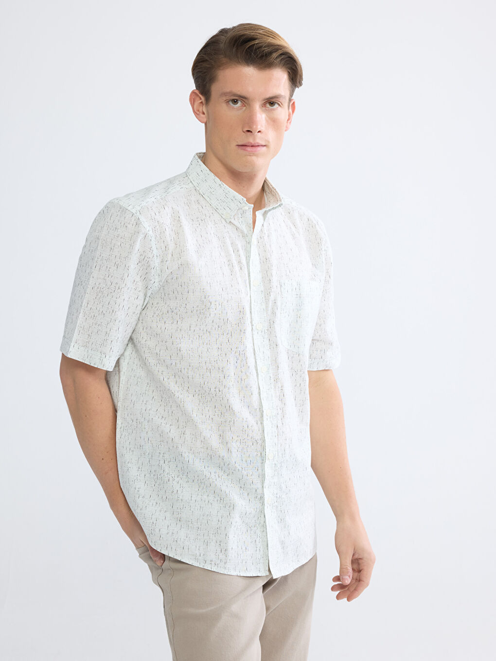 قميص رجالي بقصة عادية من قماش البوبلين بنقشة.