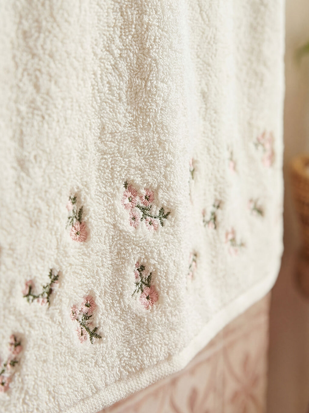 Ekru Çiçek Nakışlı Yüz Havlusu 50x80 cm-3