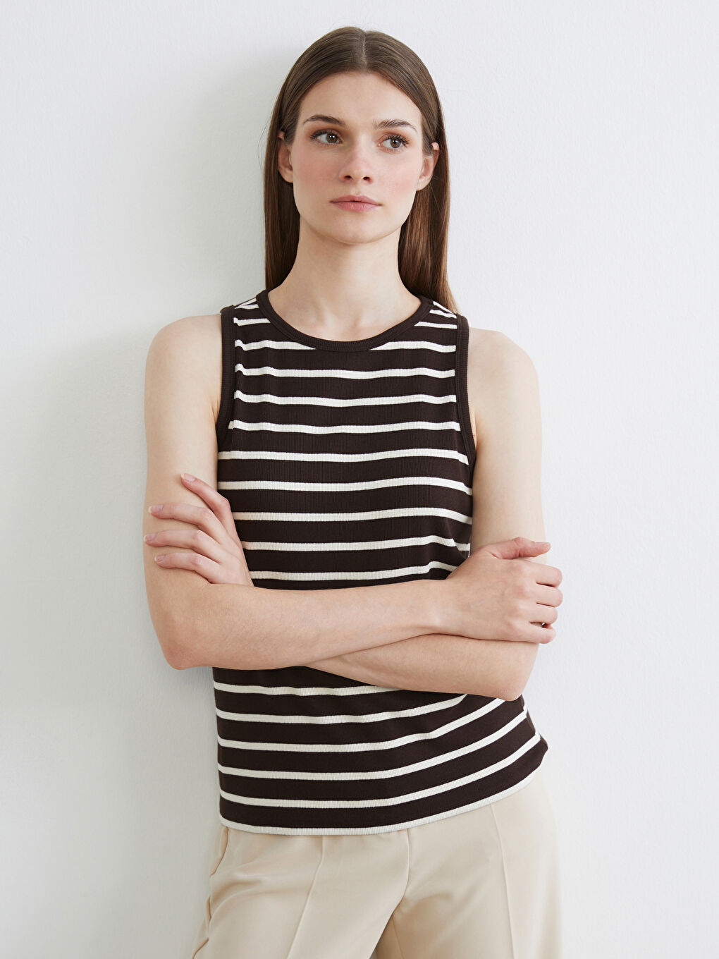 توب نسائي مخطط بلا كم بكول مدور.