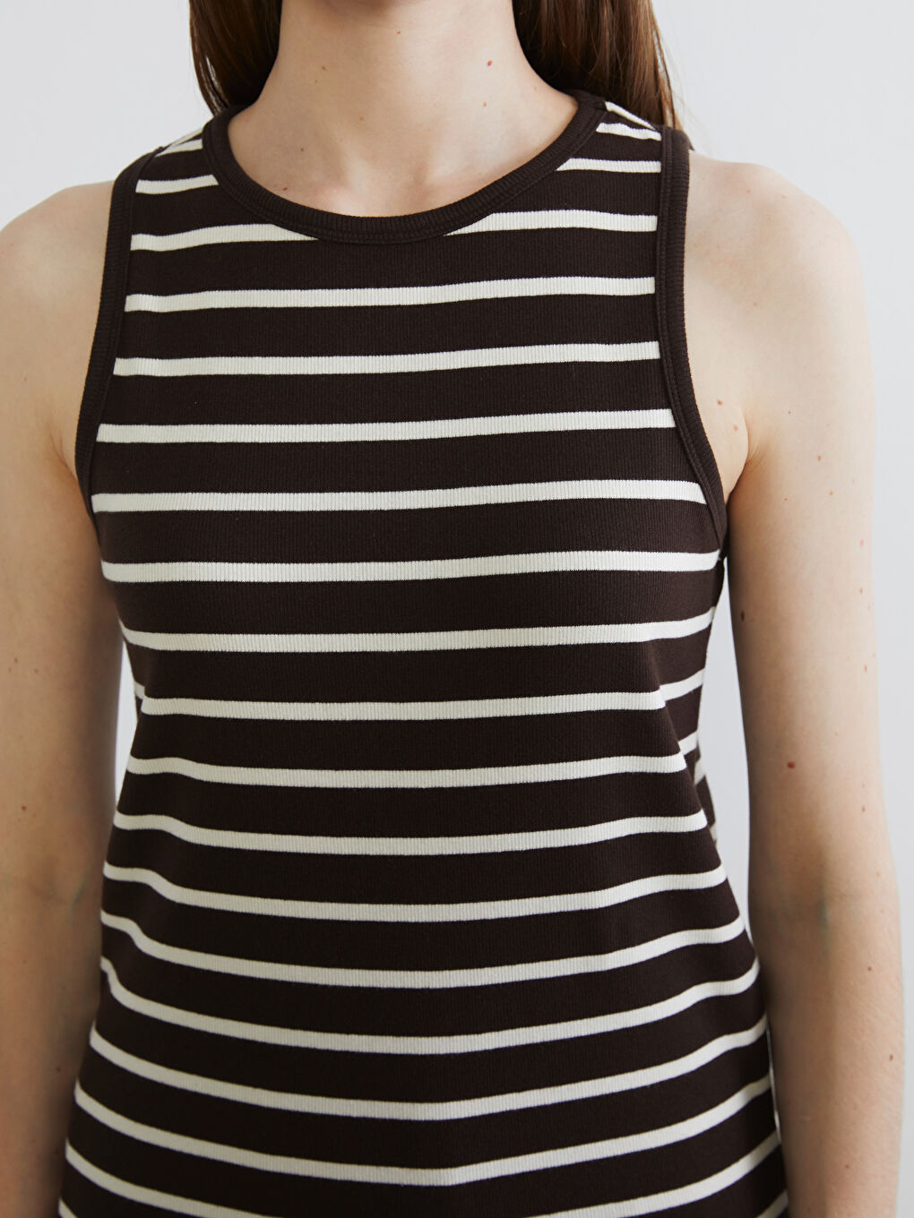 توب نسائي مخطط بلا كم بكول مدور.-2