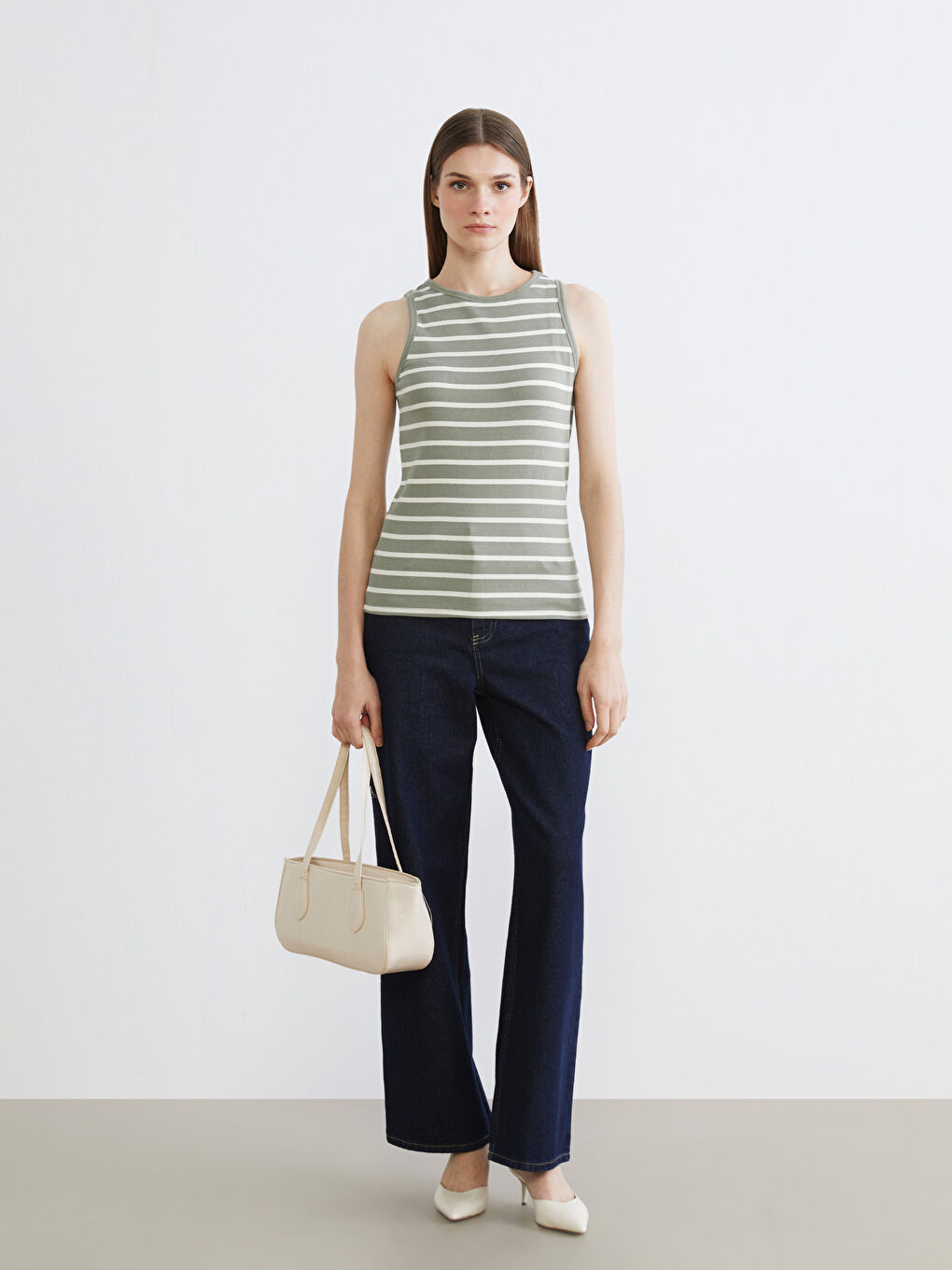 توب نسائي مخطط بلا أكمام بكول مدور.-1