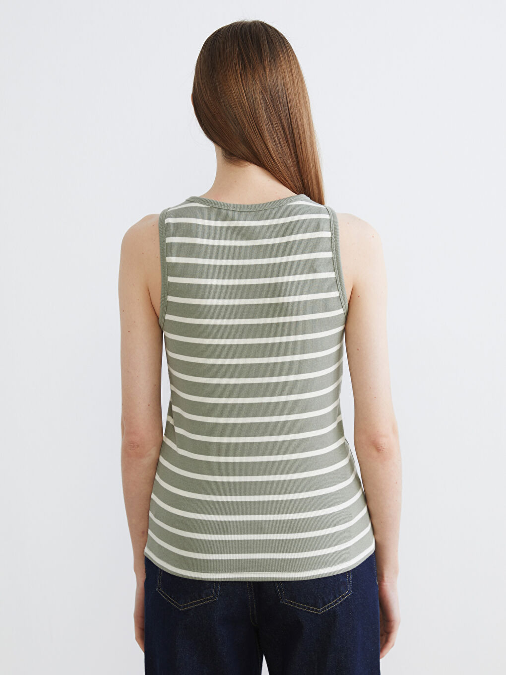 توب نسائي مخطط بلا أكمام بكول مدور.-3