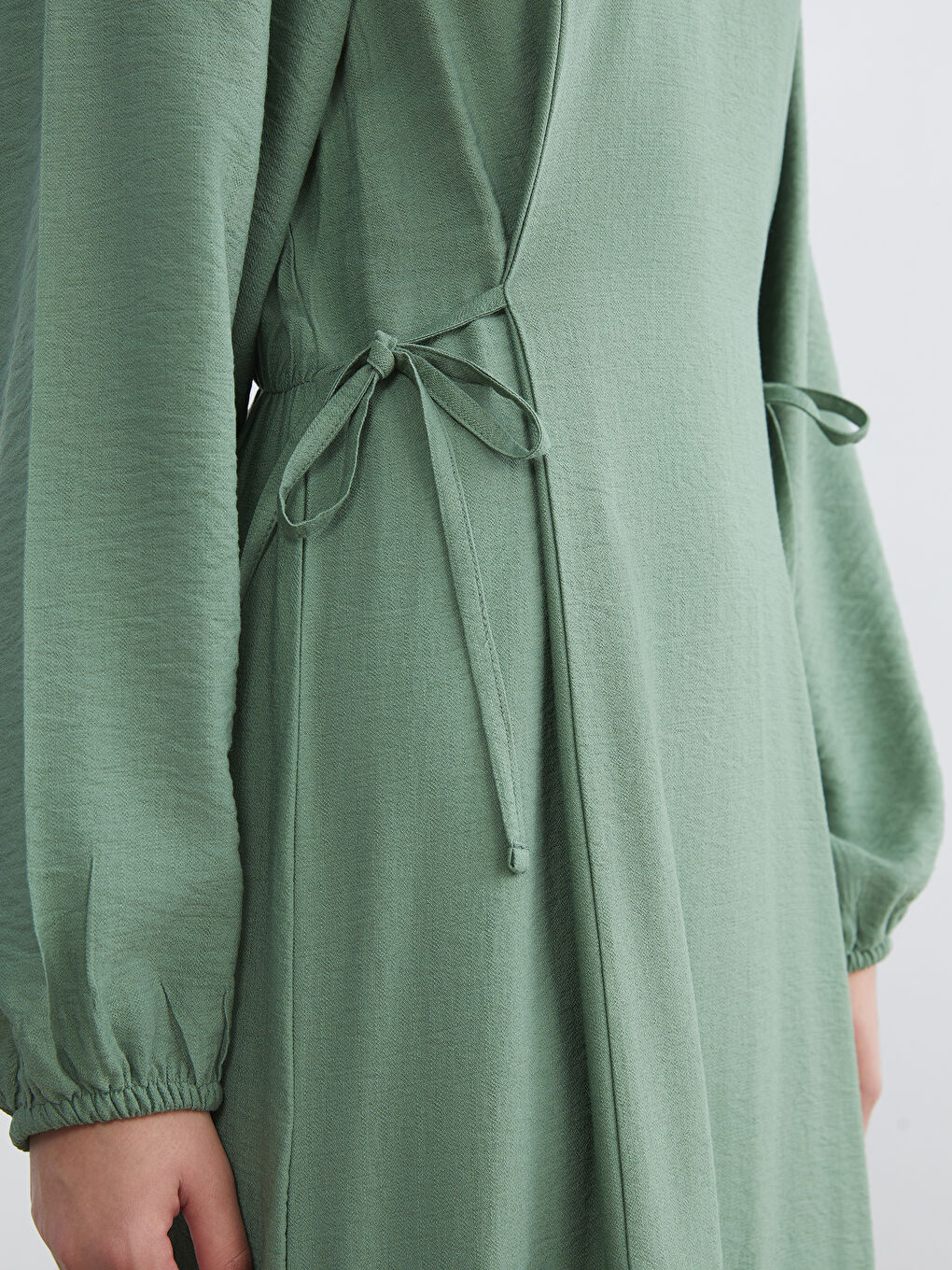 Gathered dress with a crew neck.-2