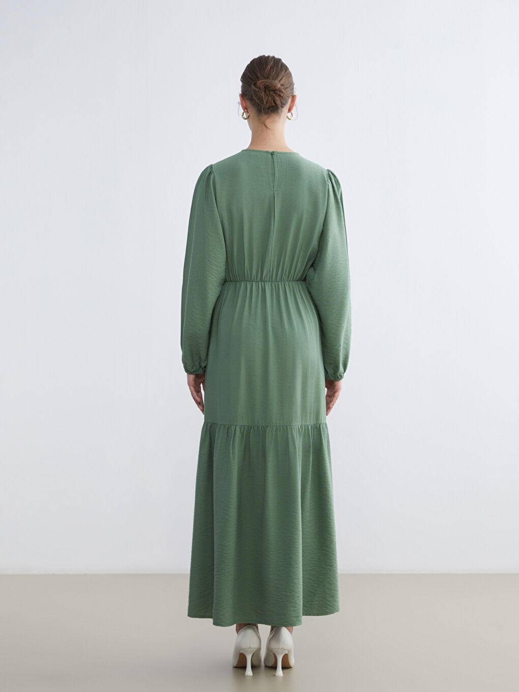 Gathered dress with a crew neck.-3