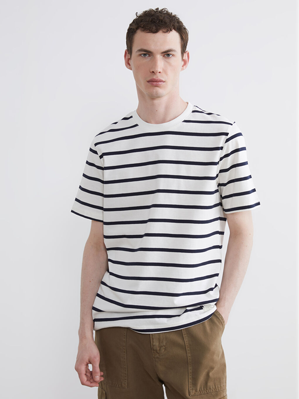 მამაკაცები მუქი ლურჯი მაისურები და ზედები