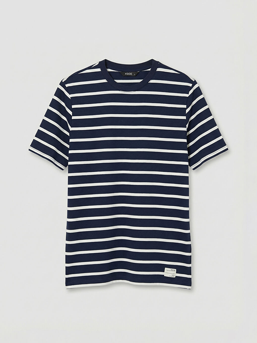 მამაკაცები კრემისფერი მაისურები და ზედები