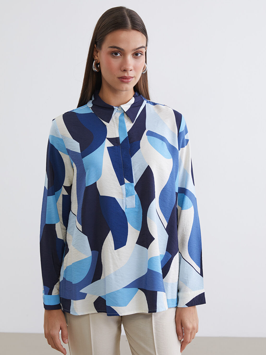 بلوزة بكولة بطبعة ملفتة