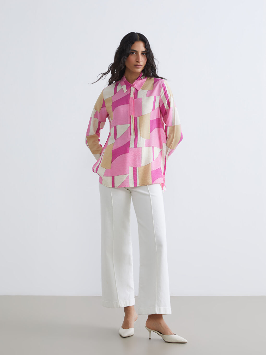 بلوزێک بە قۆڵتەکی کراس و نەخشدار.-1