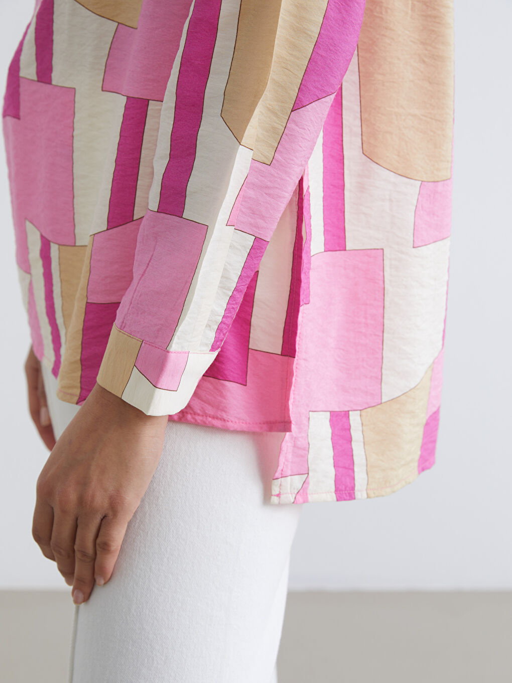 بلوزێک بە قۆڵتەکی کراس و نەخشدار.-2