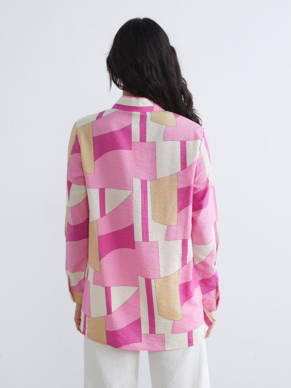 بلوزێک بە قۆڵتەکی کراس و نەخشدار.-3