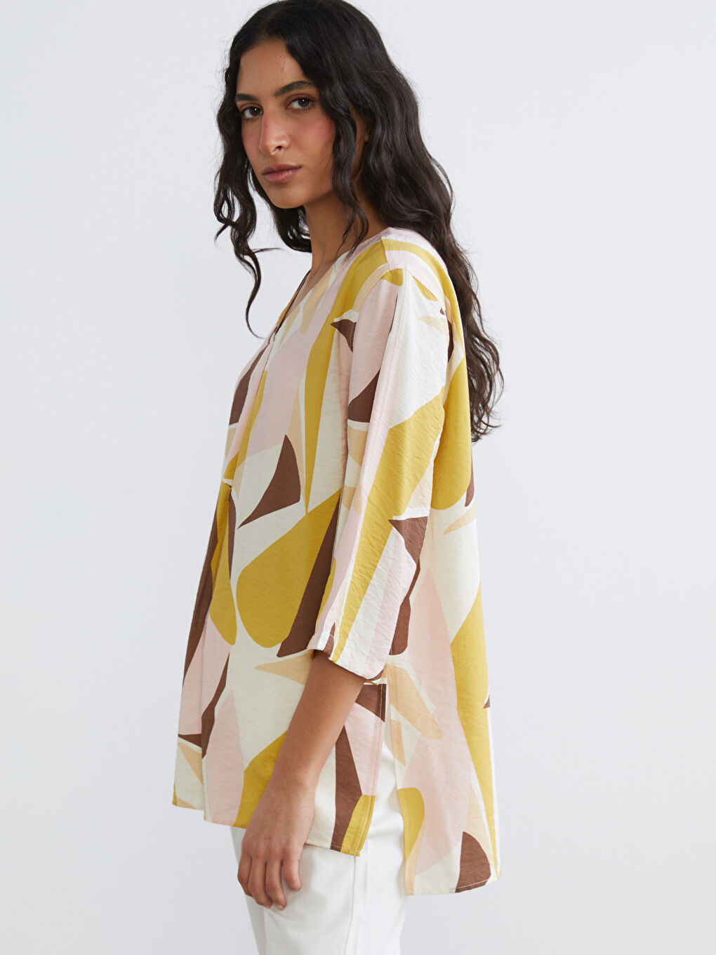 بلوزة واسعة منقوشة بياقة على شكل حرف V