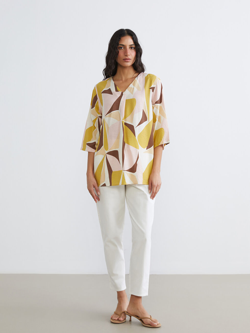 بلوزة واسعة منقوشة بياقة على شكل حرف V-3