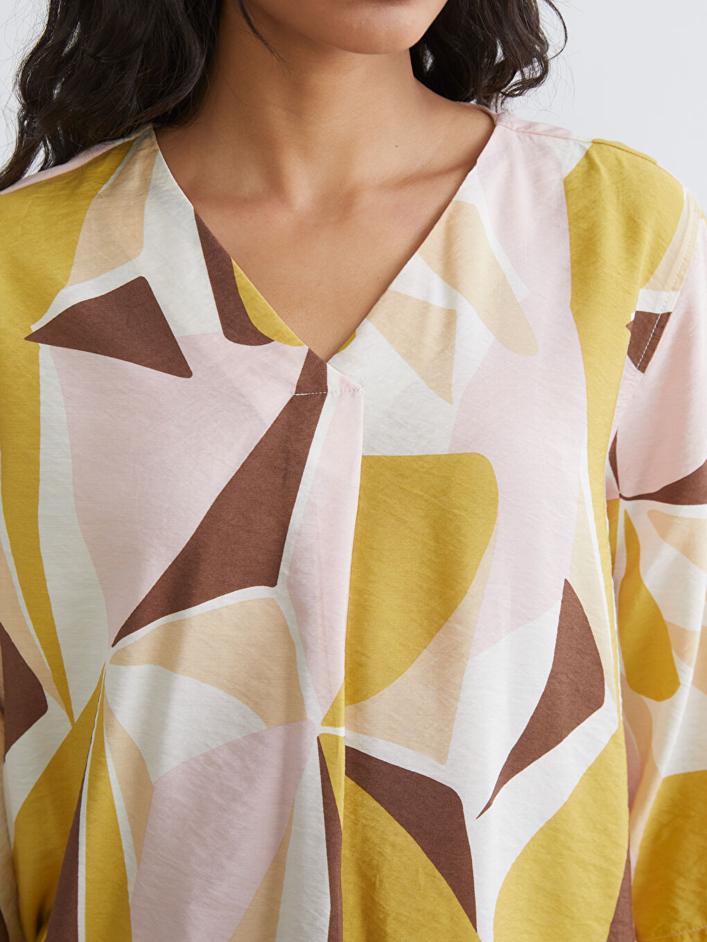 بلوزة واسعة منقوشة بياقة على شكل حرف V-5