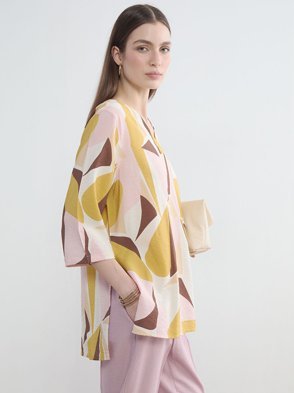 بلوزة واسعة منقوشة بياقة على شكل حرف V-1