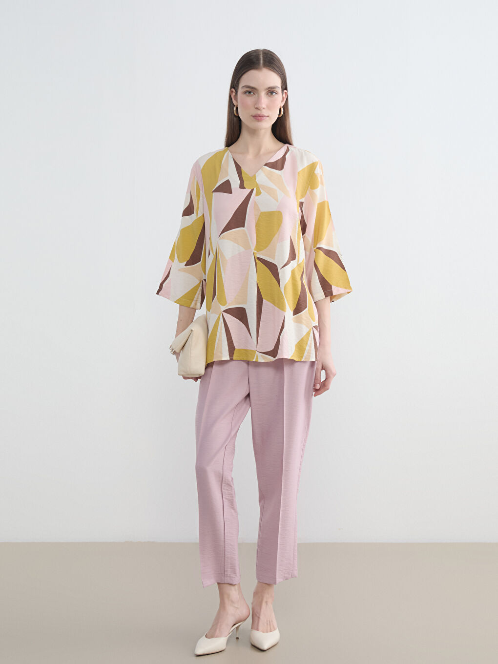 بلوزة واسعة منقوشة بياقة على شكل حرف V-2