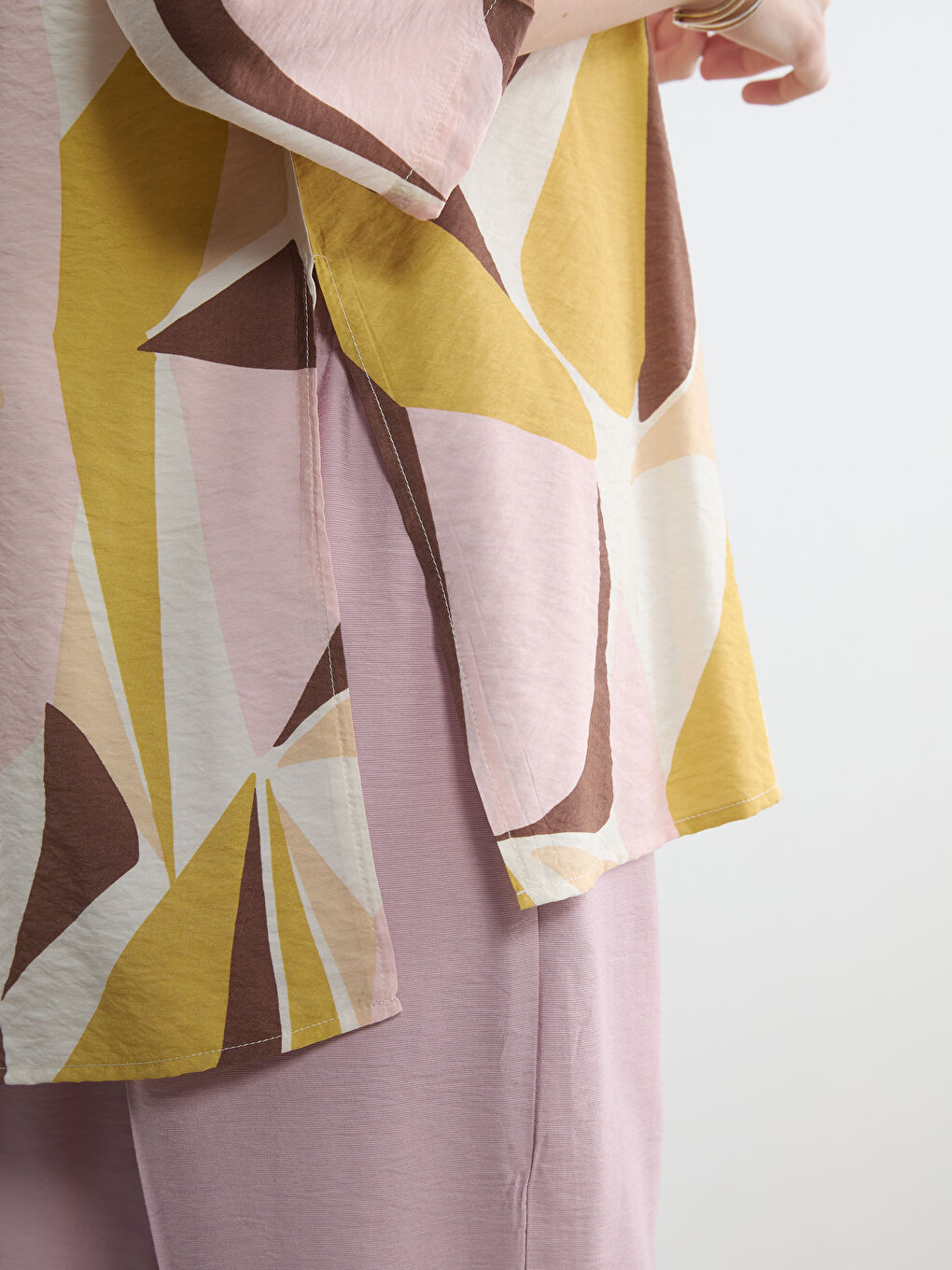 بلوزة واسعة منقوشة بياقة على شكل حرف V-4