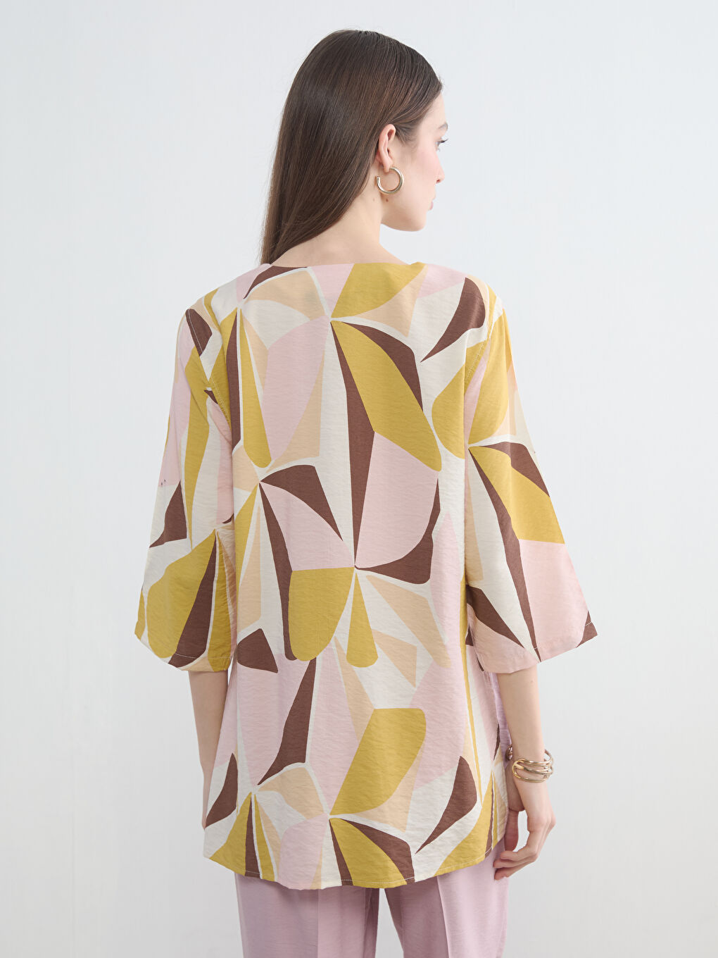 بلوزة واسعة منقوشة بياقة على شكل حرف V-6