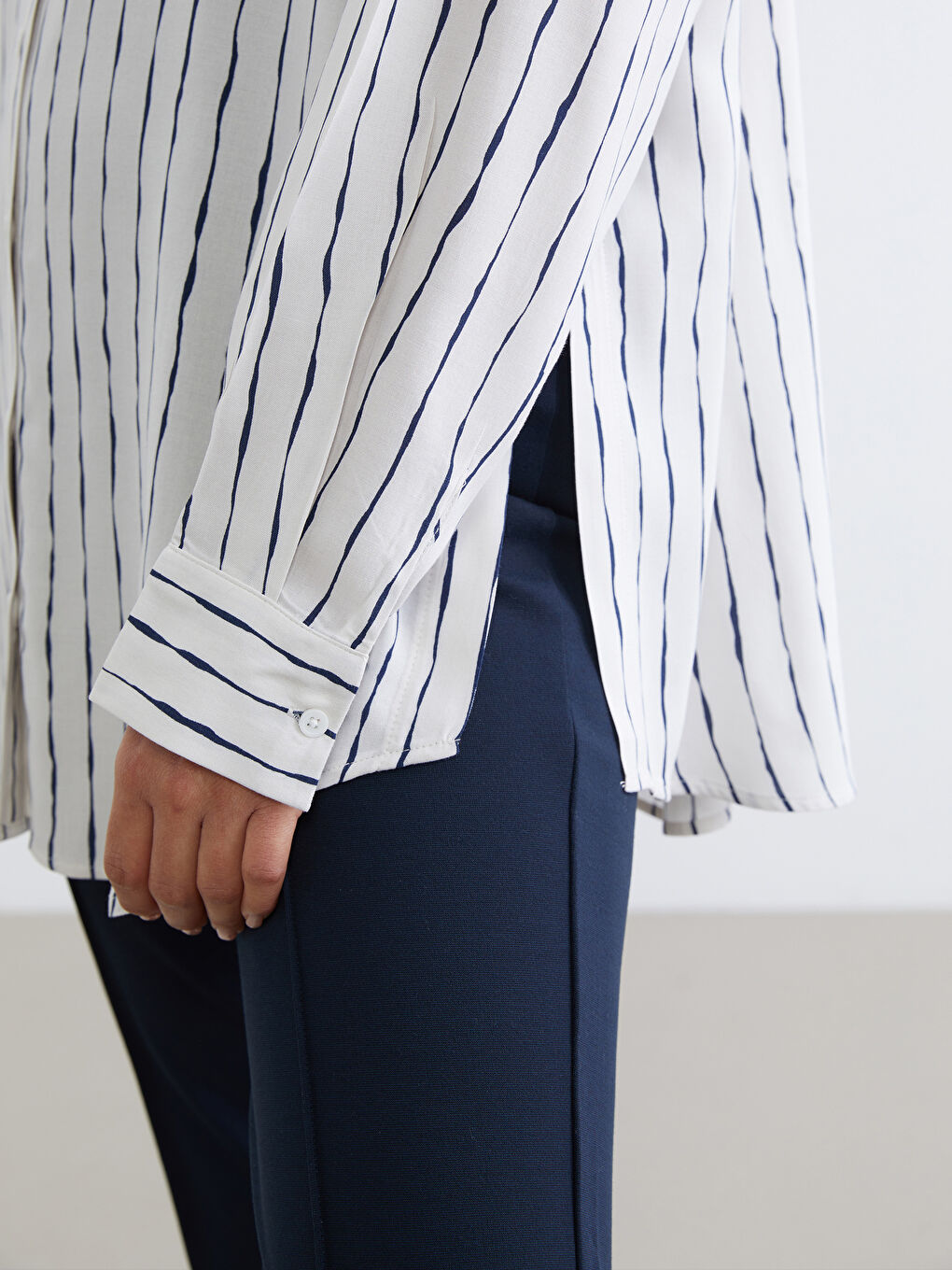 Полосатая оверсайз женская рубашка-туника-2