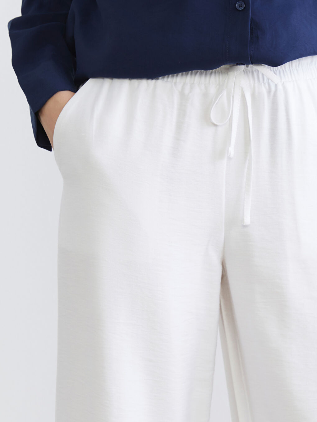 Effortless elegance meets everyday comfort in our wide-leg trousers with a flexible waistband.-2