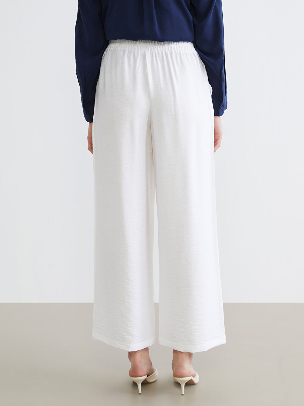 Effortless elegance meets everyday comfort in our wide-leg trousers with a flexible waistband.-3