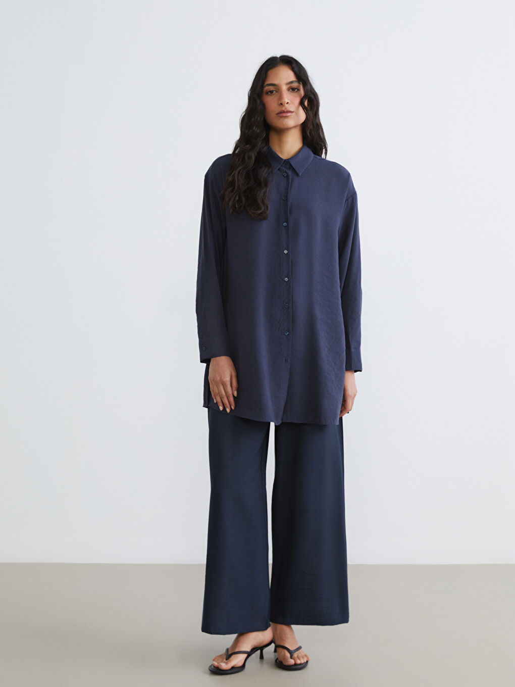Effortless elegance meets everyday comfort in our wide-leg trousers with an elasticated waist.