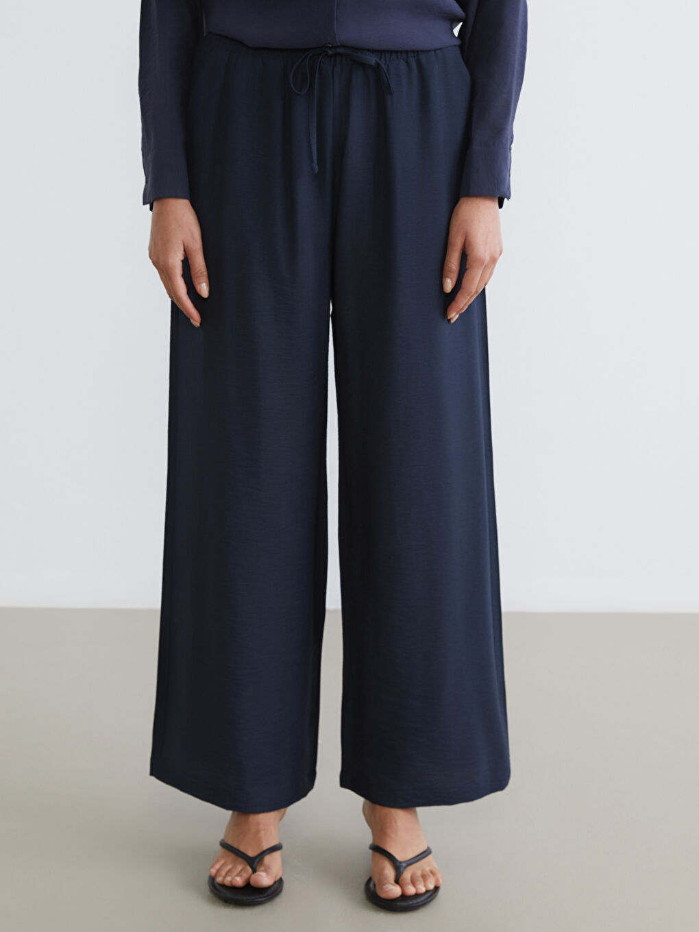 Effortless elegance meets everyday comfort in our wide-leg trousers with an elasticated waist.-1