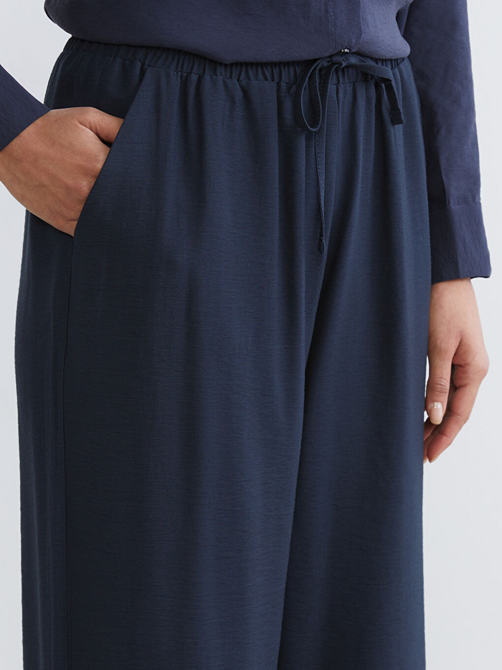 Effortless elegance meets everyday comfort in our wide-leg trousers with an elasticated waist.-2