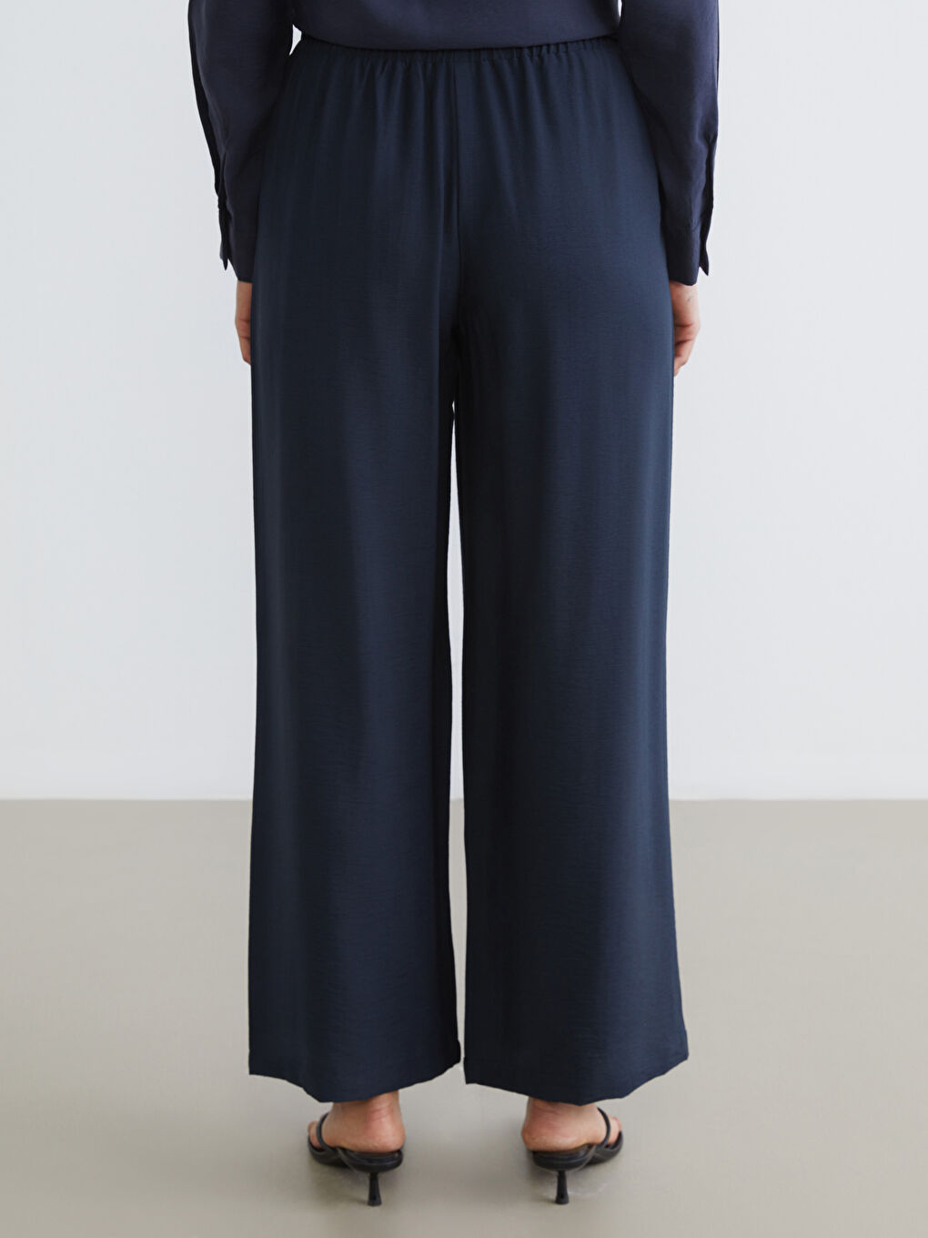 Effortless elegance meets everyday comfort in our wide-leg trousers with an elasticated waist.-3