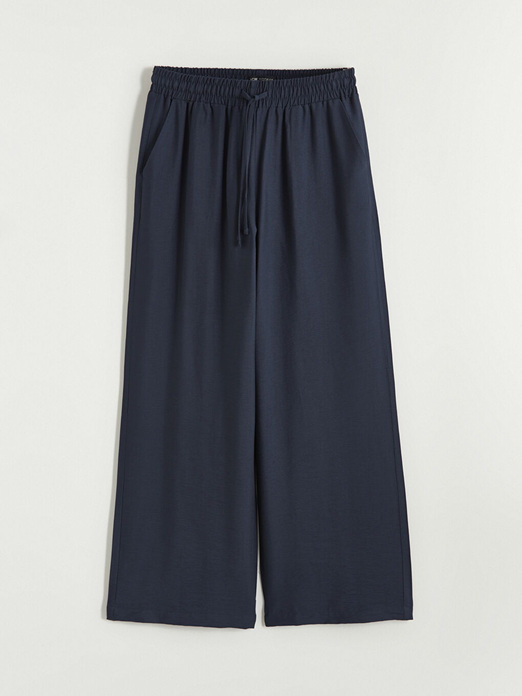 Effortless elegance meets everyday comfort in our wide-leg trousers with an elasticated waist.-4