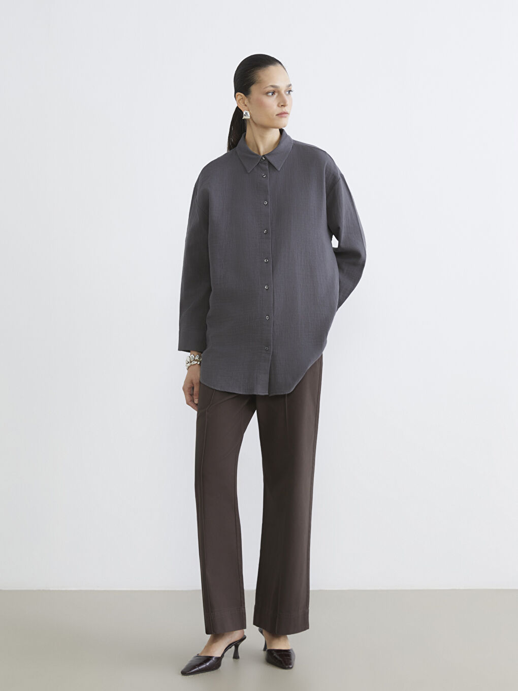 ქალი ყავისფერი შარვალი