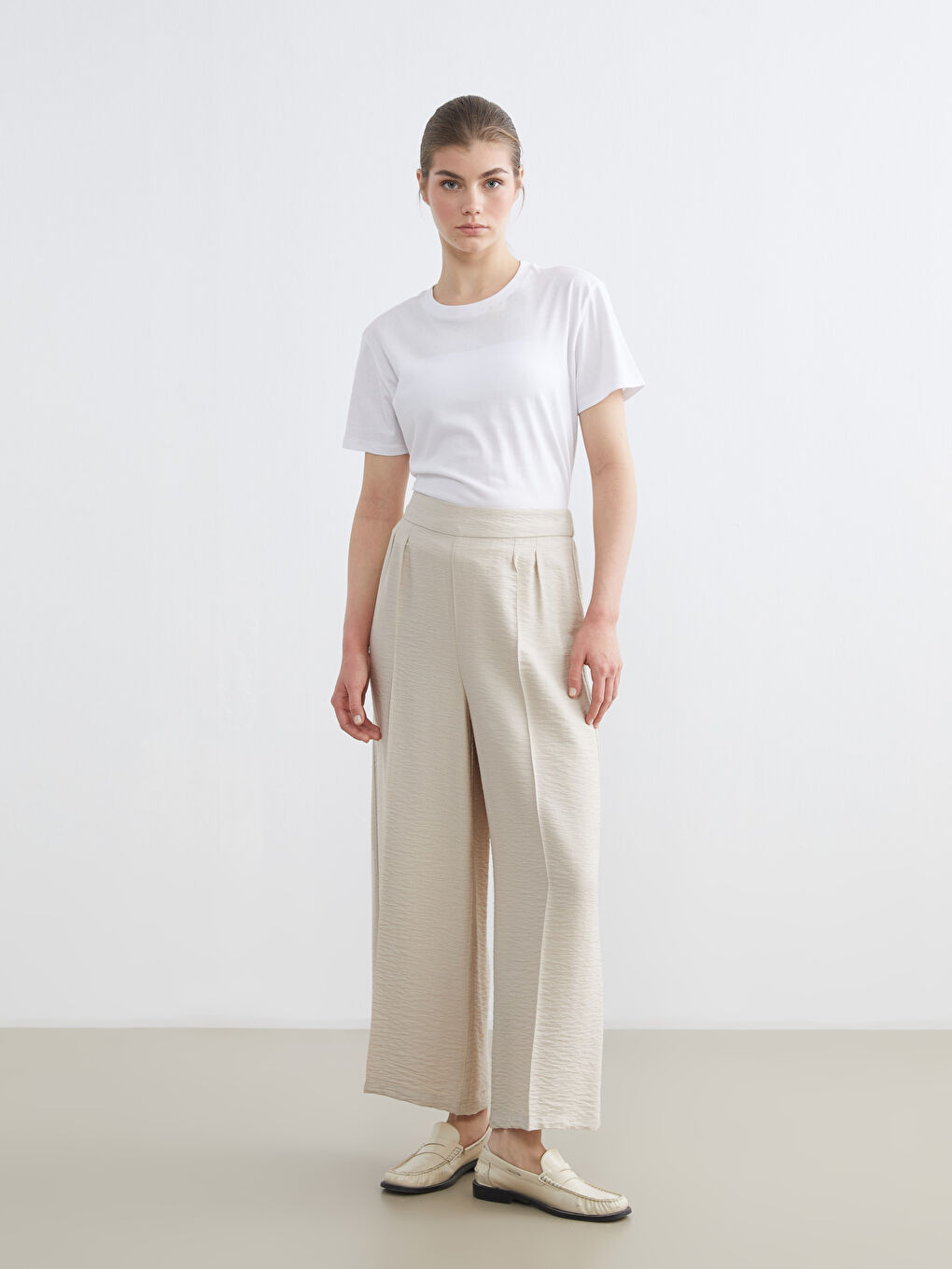 Непринужденная элегантность сочетается с повседневным комфортом в наших широких брюках с эластичным поясом.