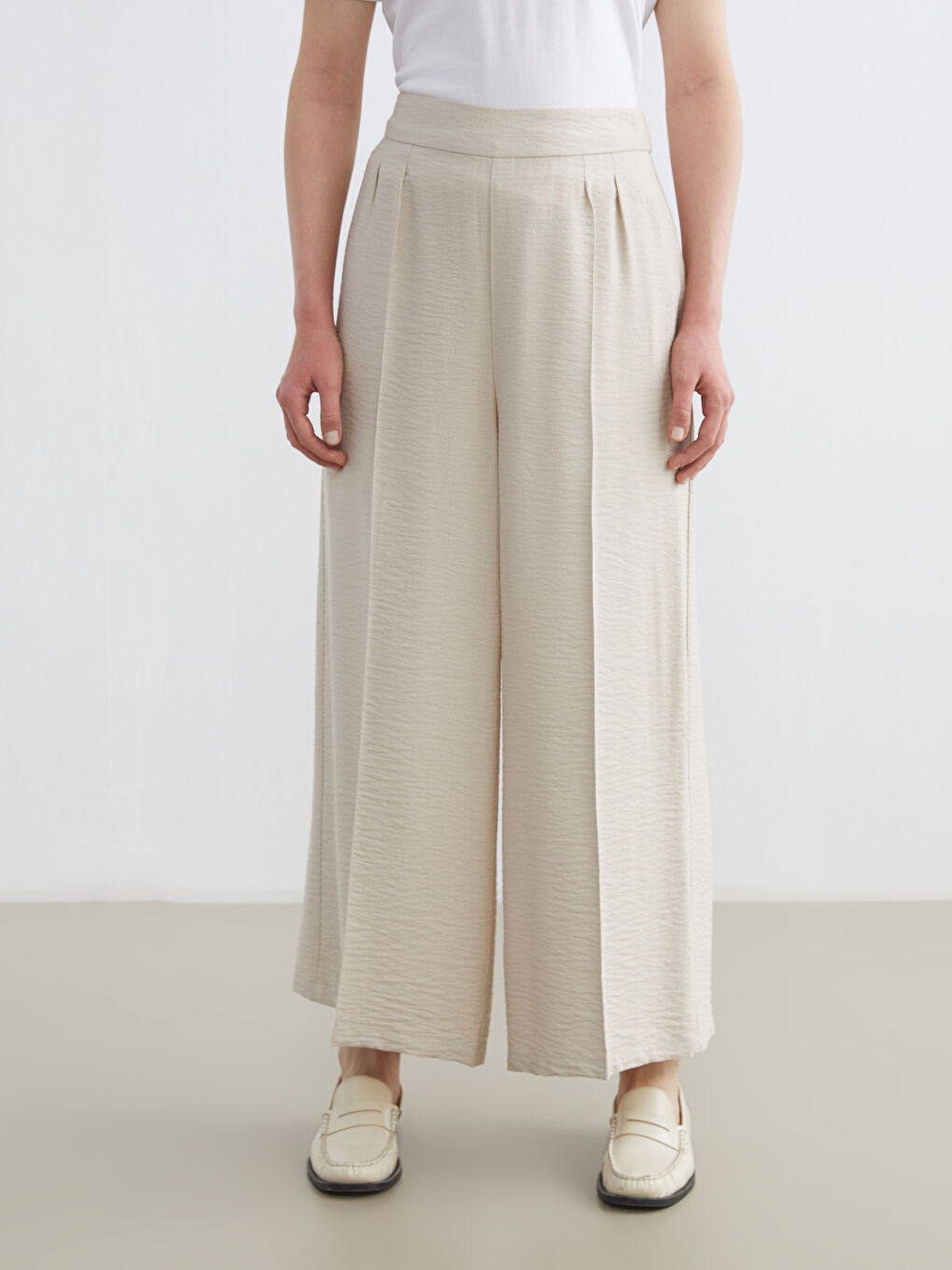 Непринужденная элегантность сочетается с повседневным комфортом в наших широких брюках с эластичным поясом.-1