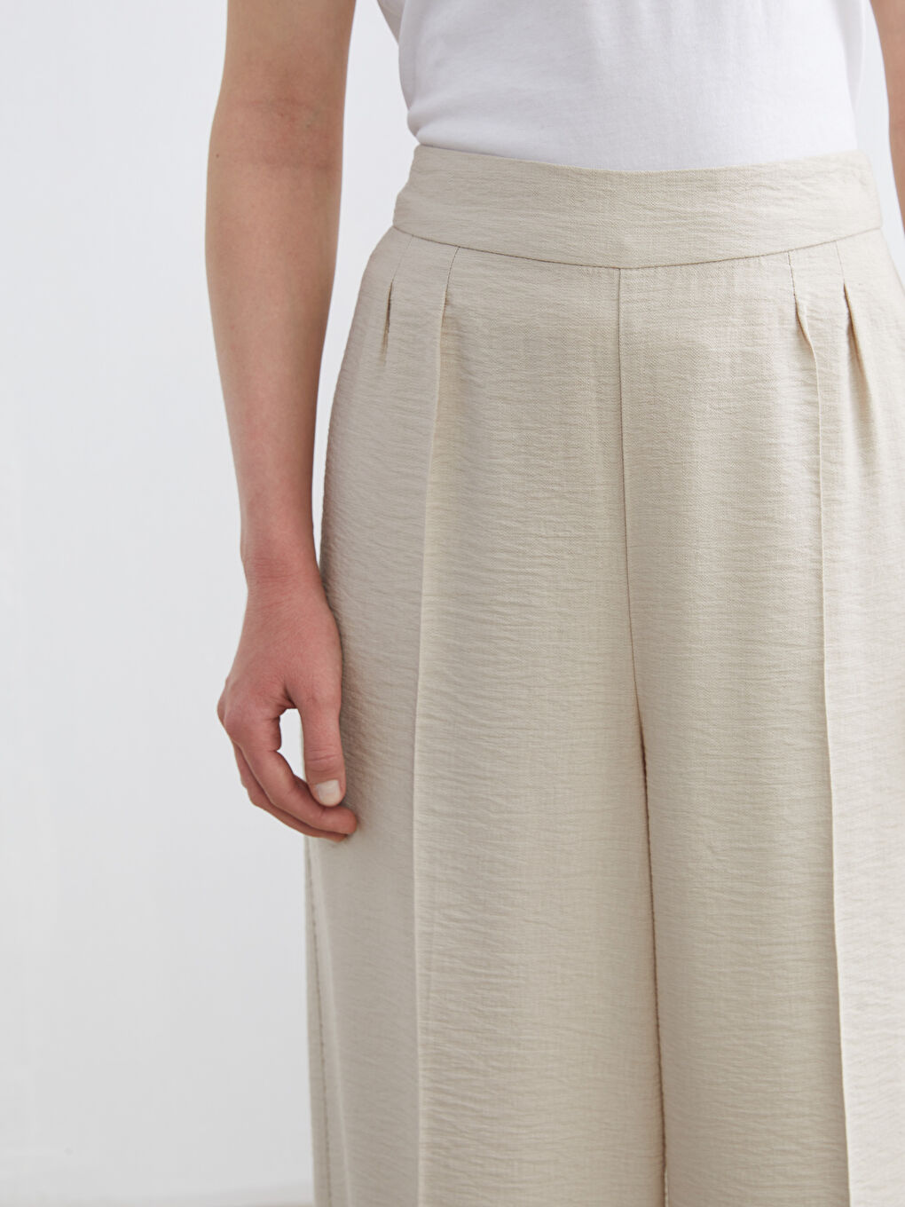Непринужденная элегантность сочетается с повседневным комфортом в наших широких брюках с эластичным поясом.-2