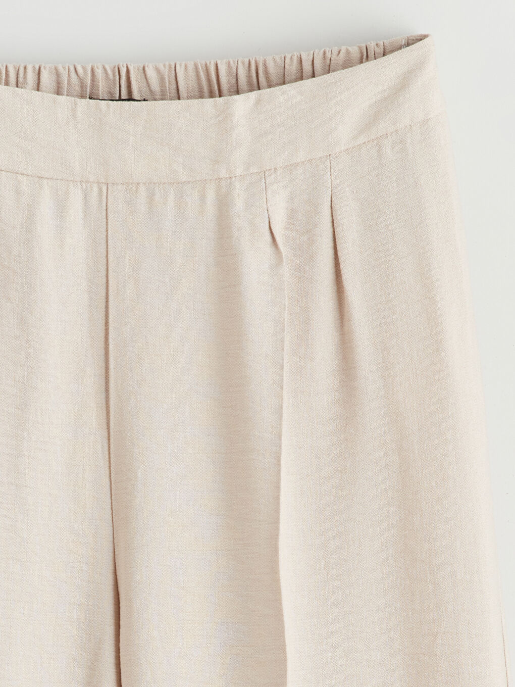 Непринужденная элегантность сочетается с повседневным комфортом в наших широких брюках с эластичным поясом.-5