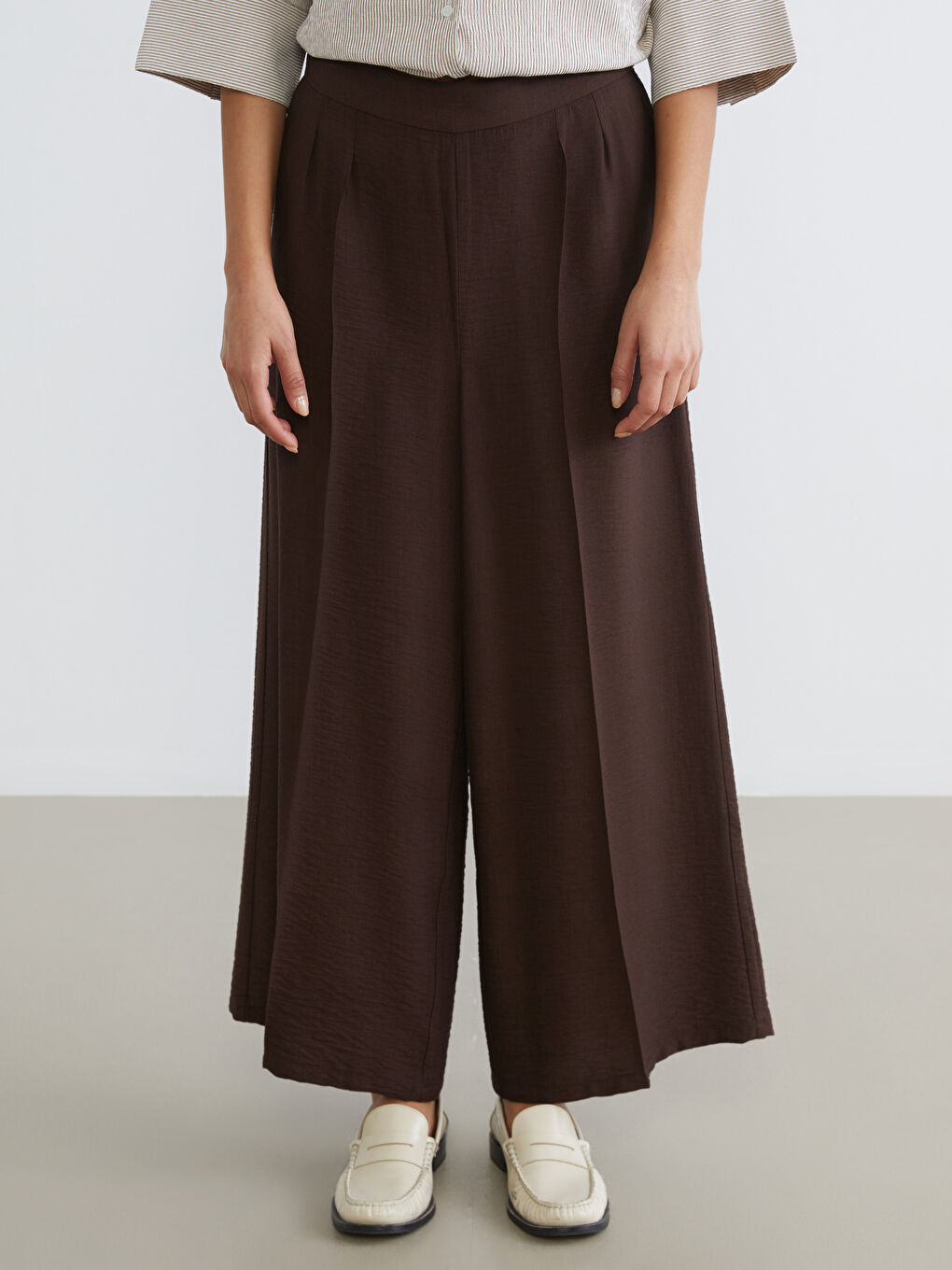 Непринужденная элегантность сочетается с повседневным комфортом в наших широких брюках с эластичным поясом.-1