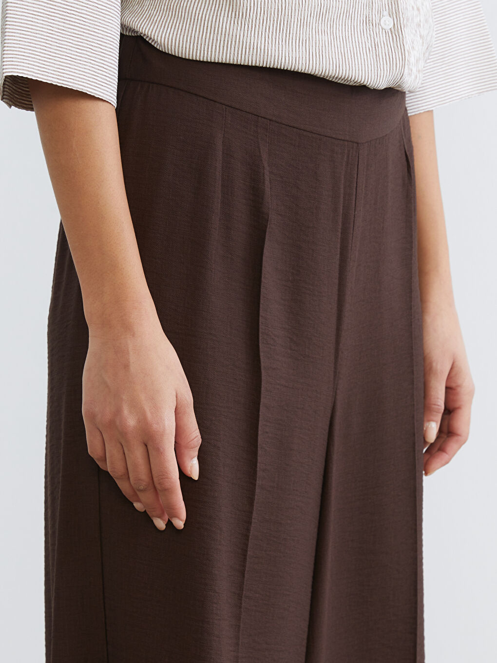 Непринужденная элегантность сочетается с повседневным комфортом в наших широких брюках с эластичным поясом.-2