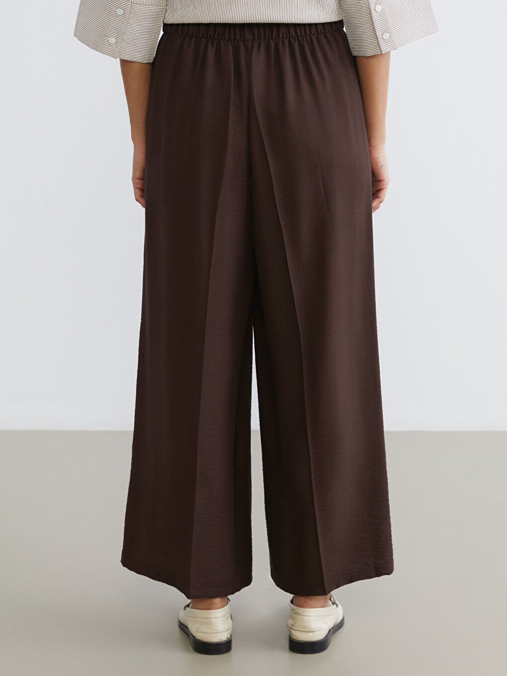 Непринужденная элегантность сочетается с повседневным комфортом в наших широких брюках с эластичным поясом.-3