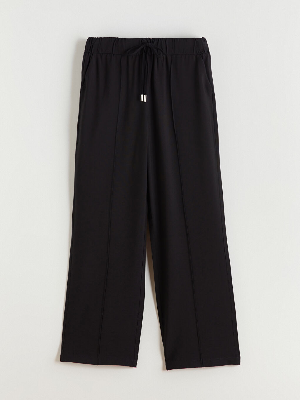 Effortless elegance meets everyday comfort in our wide-leg trousers, designed with a flattering elasticated waistband.-4
