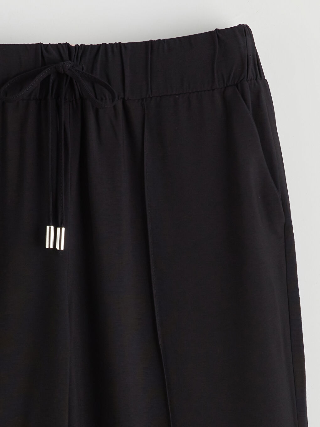 Effortless elegance meets everyday comfort in our wide-leg trousers, designed with a flattering elasticated waistband.-5