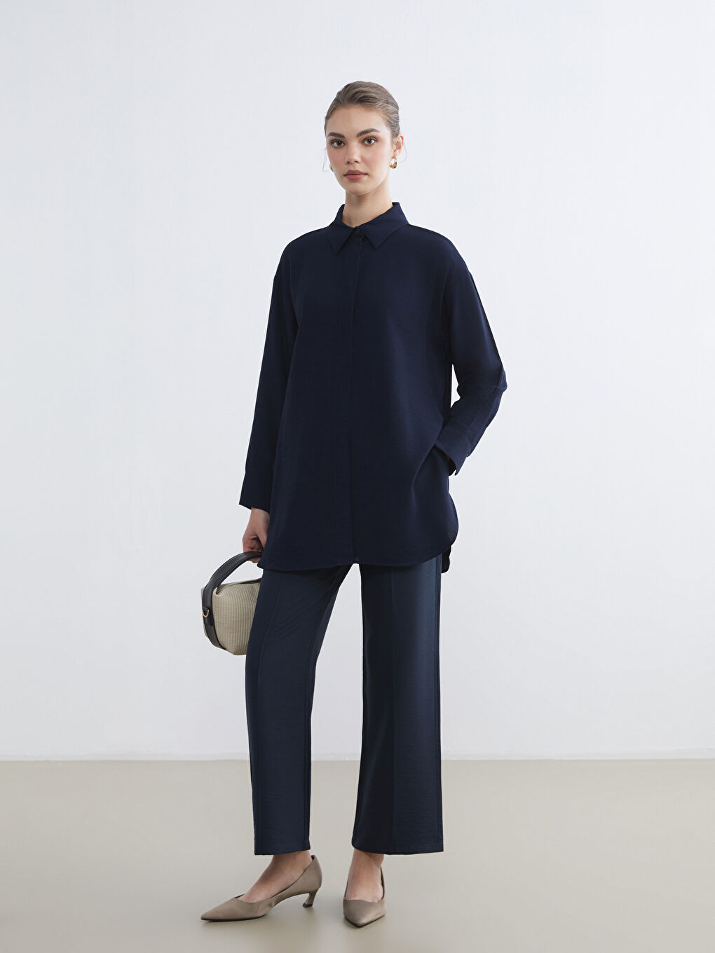 Effortless elegance meets everyday comfort in our wide-leg trousers with an elasticated waist.