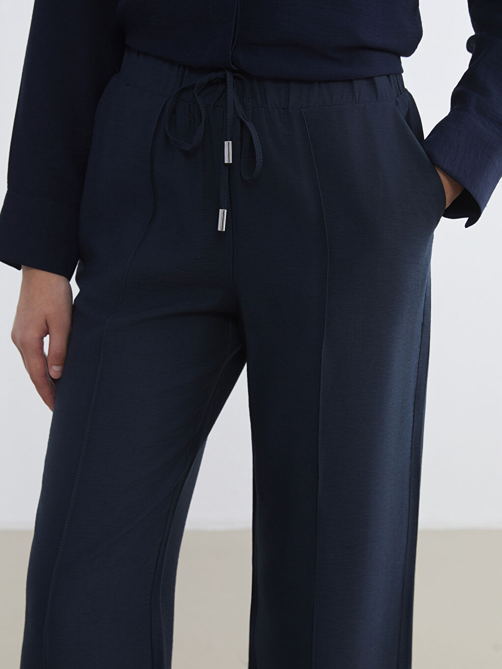 Effortless elegance meets everyday comfort in our wide-leg trousers with an elasticated waist.-2