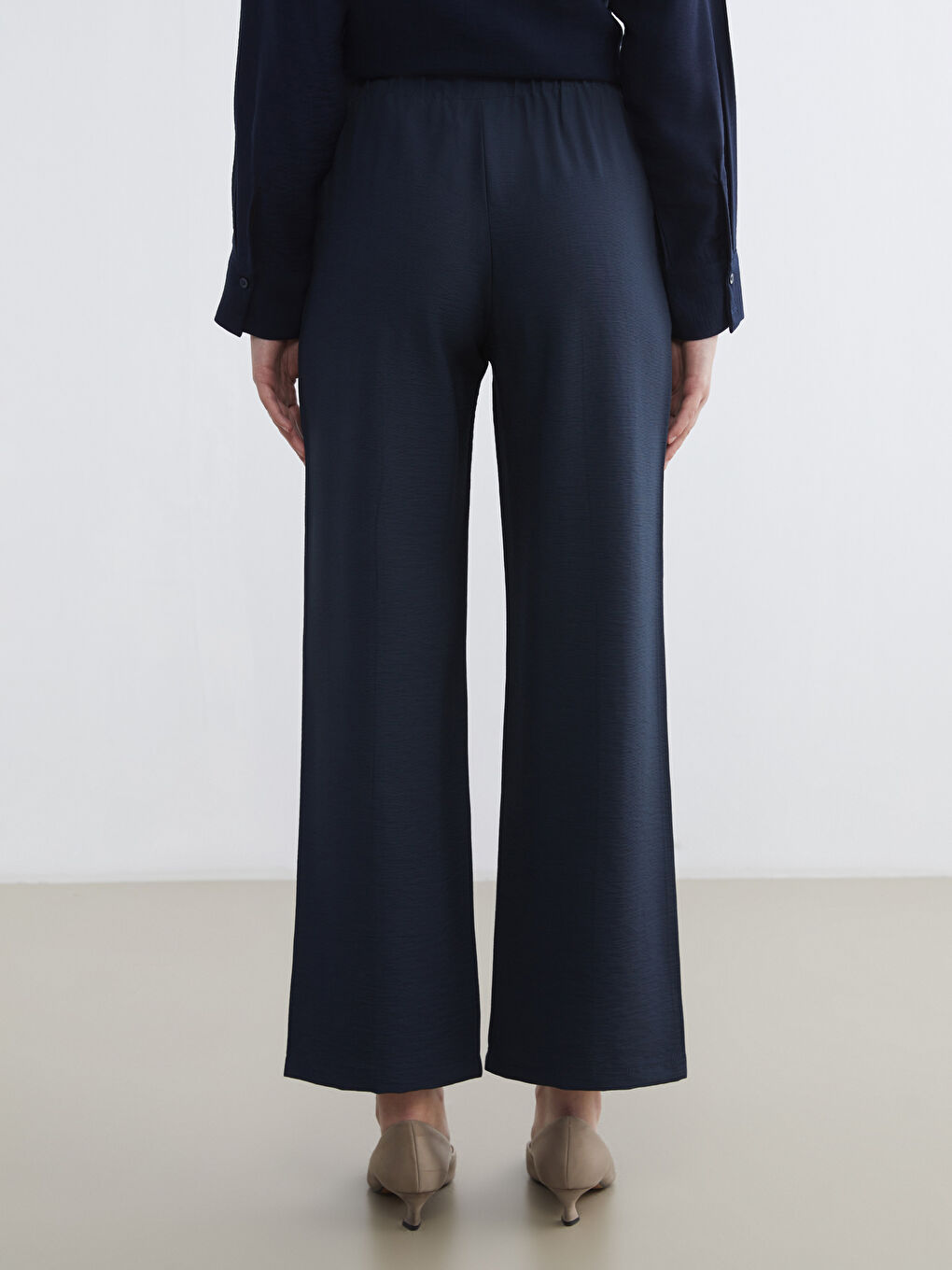 Effortless elegance meets everyday comfort in our wide-leg trousers with an elasticated waist.-3