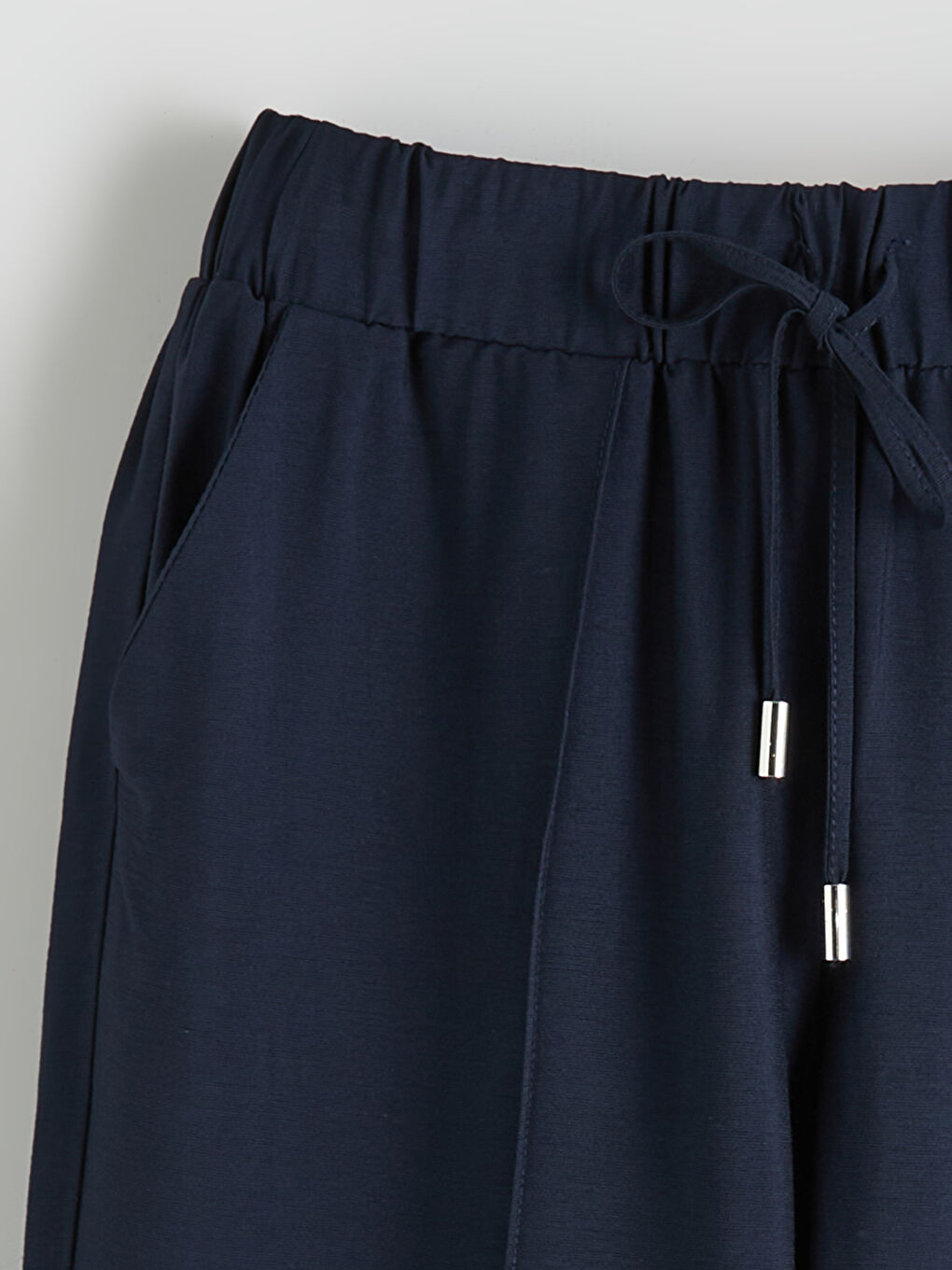 Effortless elegance meets everyday comfort in our wide-leg trousers with an elasticated waist.-5