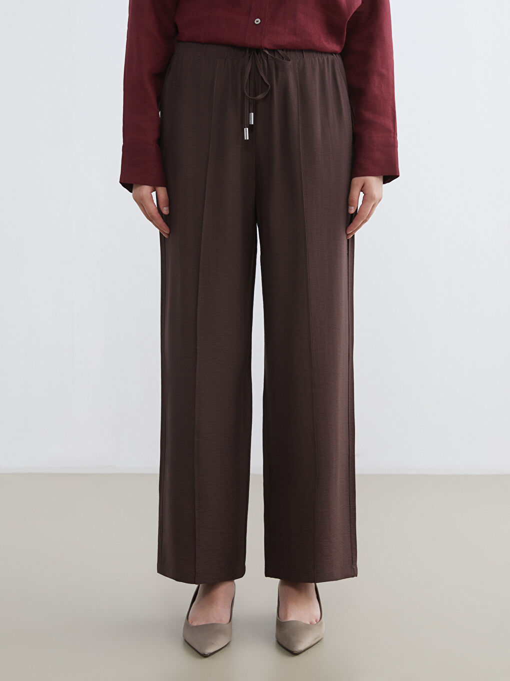 Effortless elegance meets everyday comfort in our wide-leg trousers, designed with a flattering elasticated waist.-1