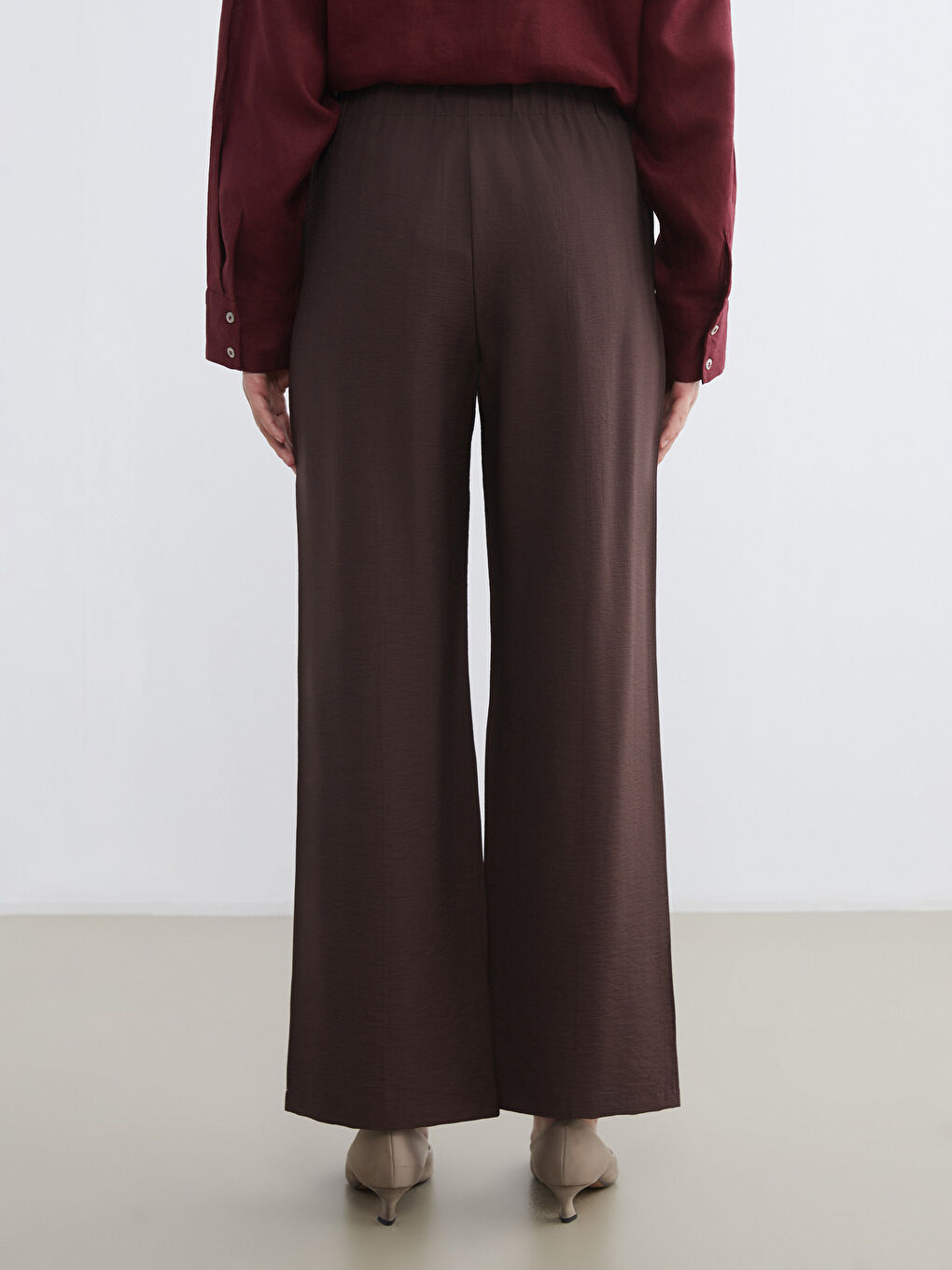 Effortless elegance meets everyday comfort in our wide-leg trousers, designed with a flattering elasticated waist.-3
