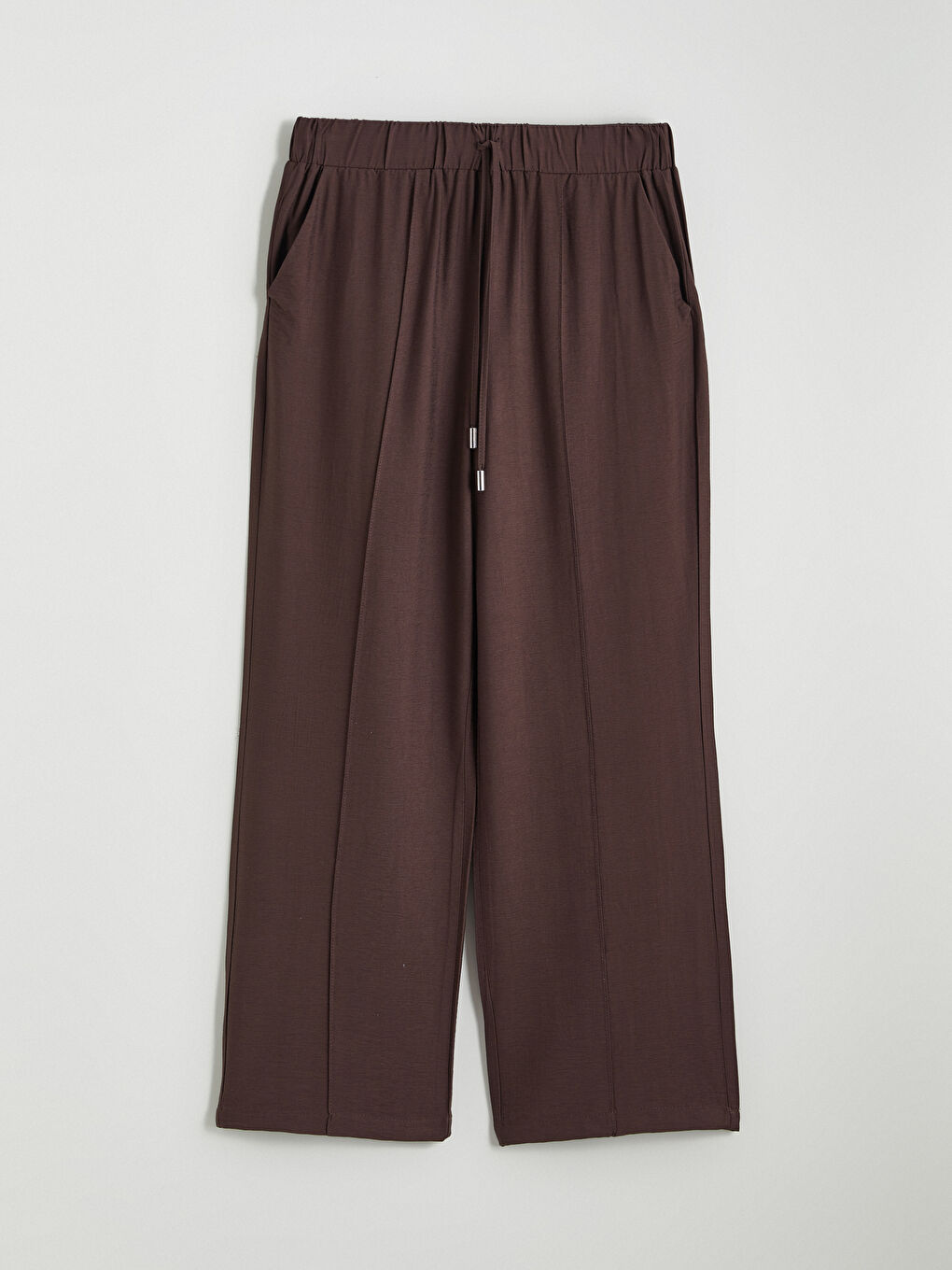 Effortless elegance meets everyday comfort in our wide-leg trousers, designed with a flattering elasticated waist.-4
