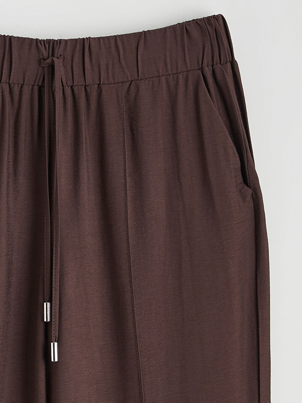 Effortless elegance meets everyday comfort in our wide-leg trousers, designed with a flattering elasticated waist.-5